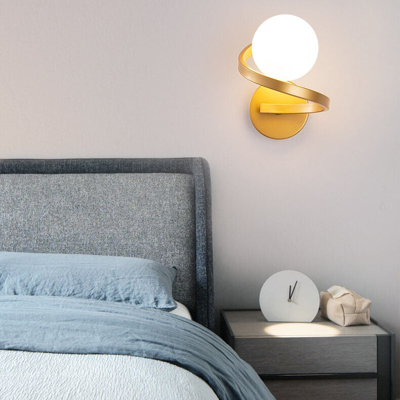 Astra Wandleuchte mit doppelten LED-Glaskugeln und spiralförmigem Metallband | Temsk
