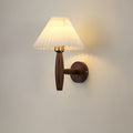 Nordische Holz-Wandlampe mit plissiertem Schirm für Nachttisch im Schlafzimmer | Temsk