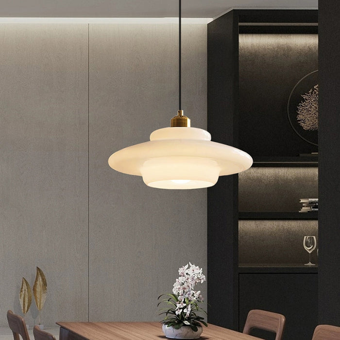 Milk Glass závěsná lampa pro moderní interiéry a styl poloviny století | Temsk