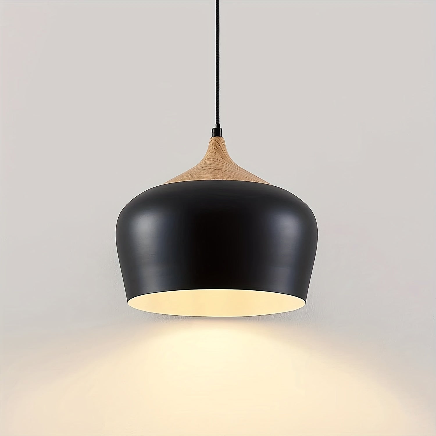 Moderne skandinavische Pendelleuchte mit Eisen- und Holzmaserungs-Design | Temsk