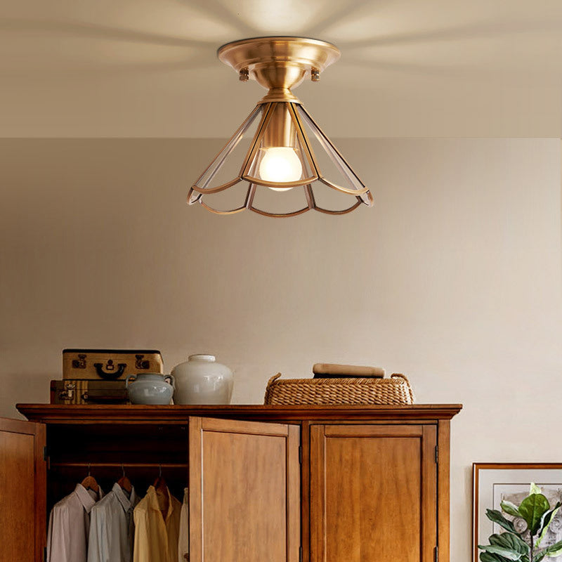Messing-Einzelbirnen-Wandlampe mit gewelltem Metallrand, halb aufliegend | Temsk