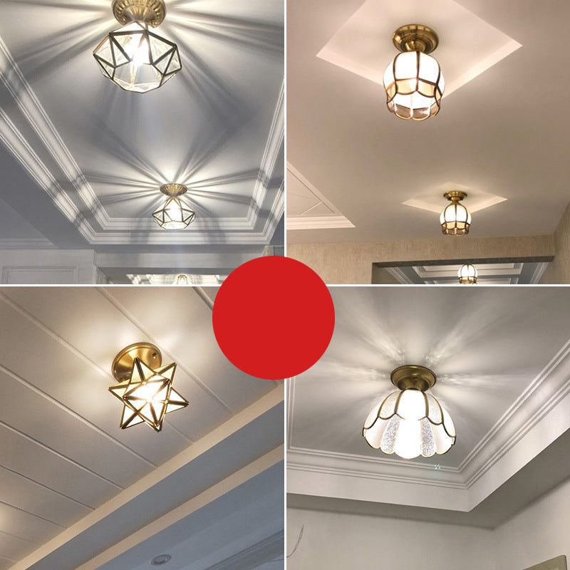 Messing-Einzelbirnen-Wandlampe mit gewelltem Metallrand, halb aufliegend | Temsk