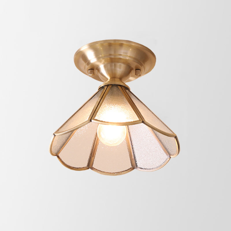 Messing-Einzelbirnen-Wandlampe mit gewelltem Metallrand, halb aufliegend | Temsk