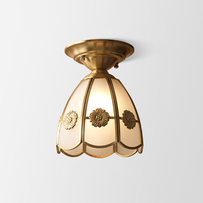 Messing-Einzelbirnen-Wandlampe mit gewelltem Metallrand, halb aufliegend | Temsk