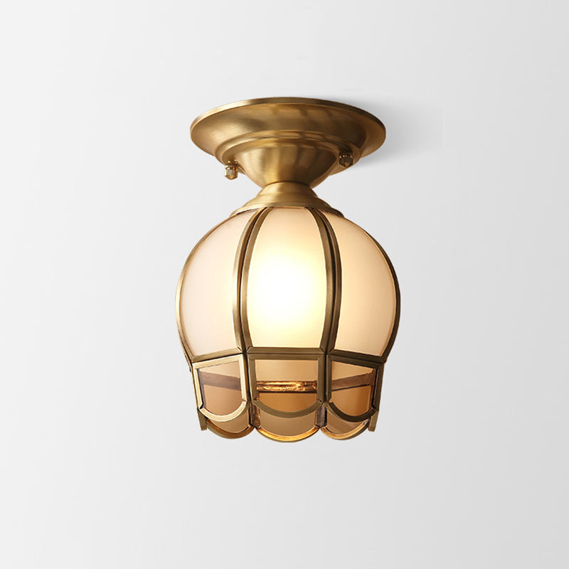 Messing-Einzelbirnen-Wandlampe mit gewelltem Metallrand, halb aufliegend | Temsk