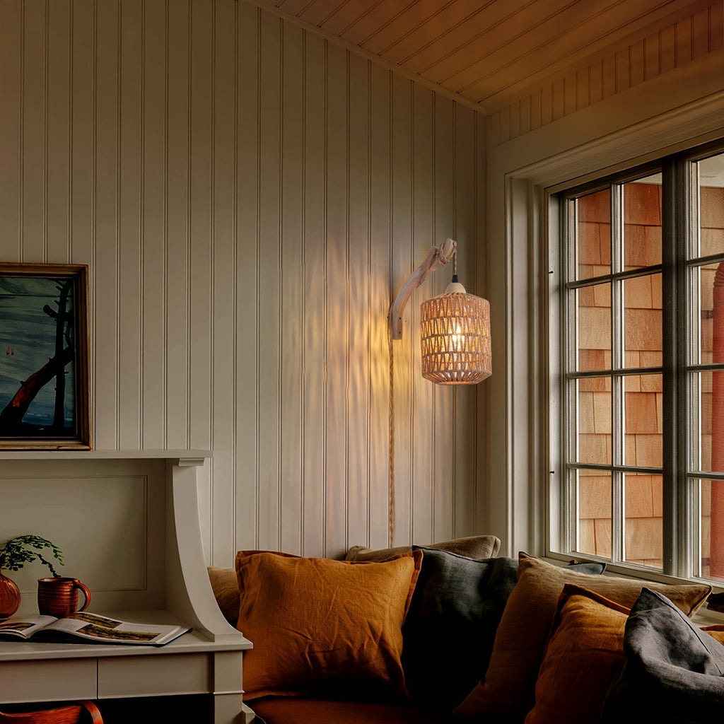 Boho Rattan- und Holz-Wandlampe mit handgewebtem Schirm, zum Einstecken | Temsk