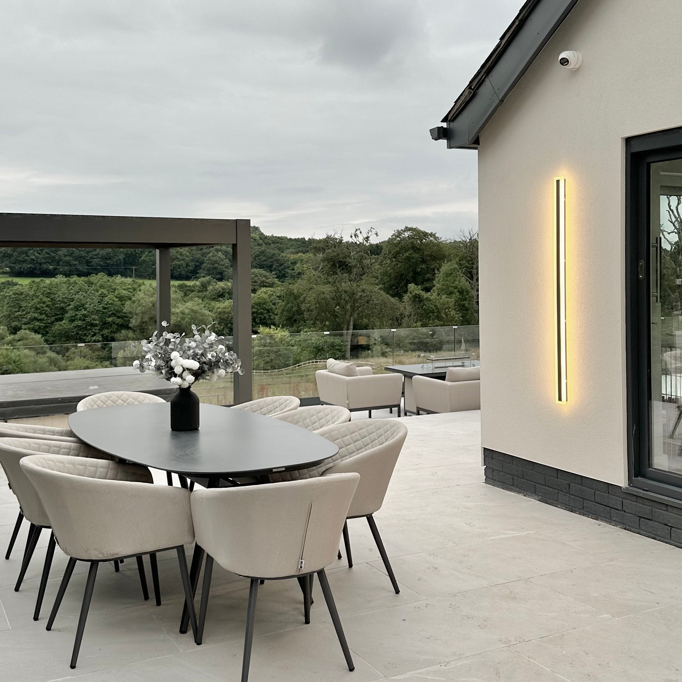 Astrae Long-Strip Outdoor LED Wall Light in Aluminum for Homes and Businesses | Temsk