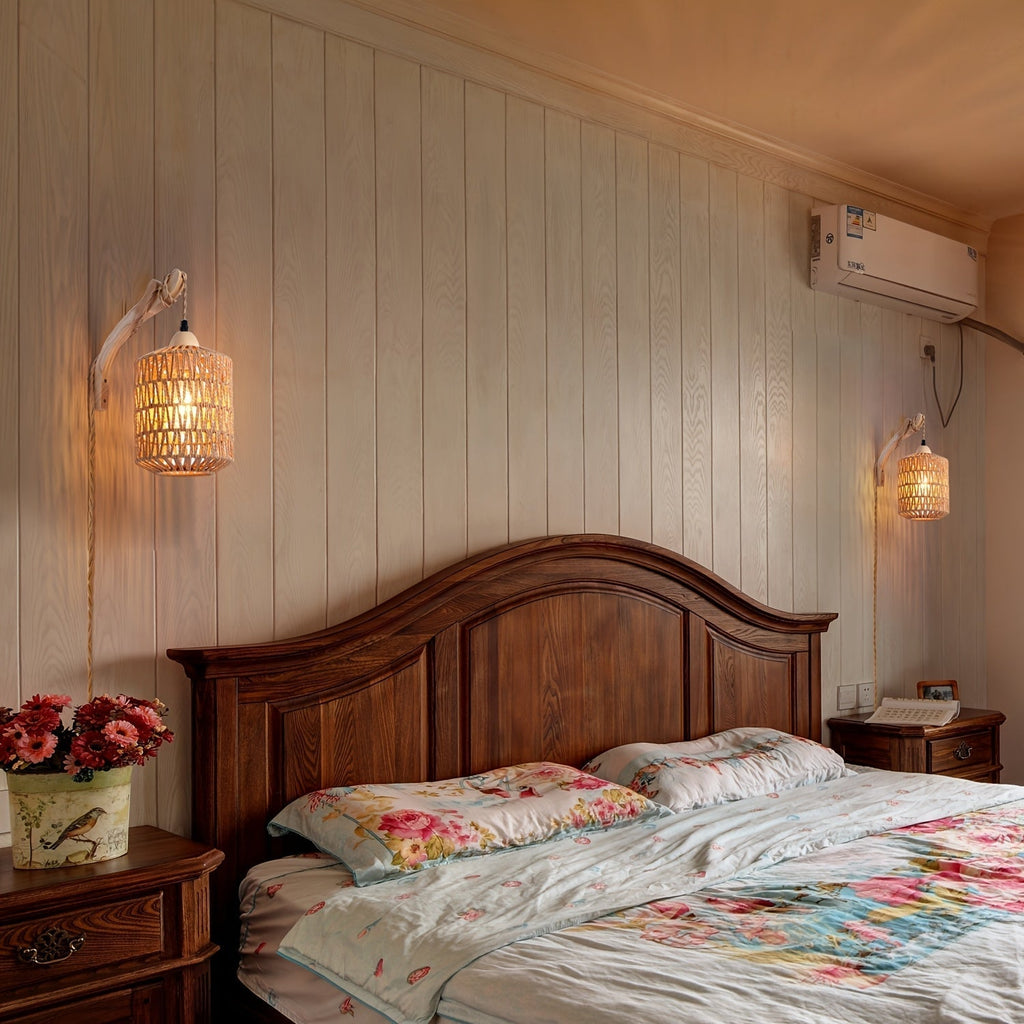 Boho Rattan- und Holz-Wandlampe mit handgewebtem Schirm, zum Einstecken | Temsk