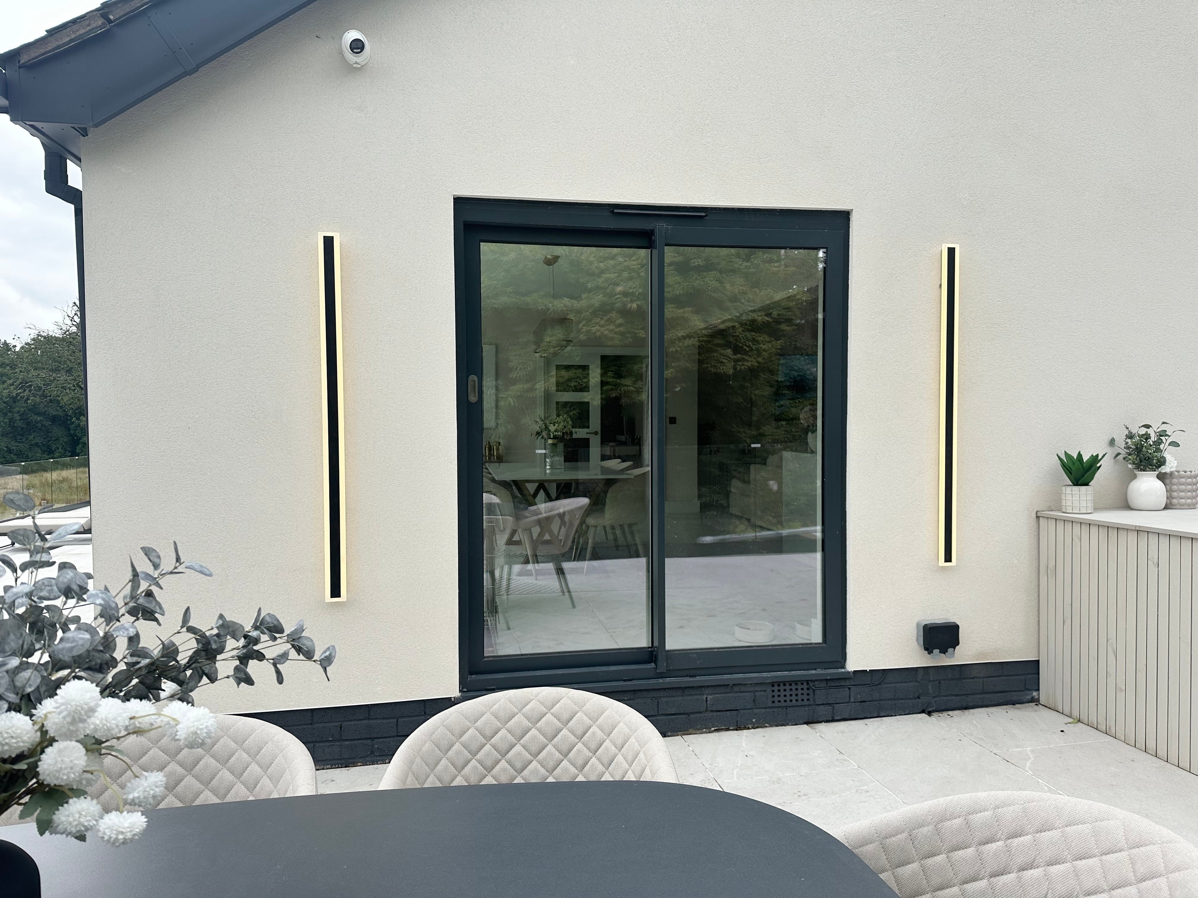 Astrae Long-Strip Outdoor LED Wall Light in Aluminum for Homes and Businesses | Temsk
