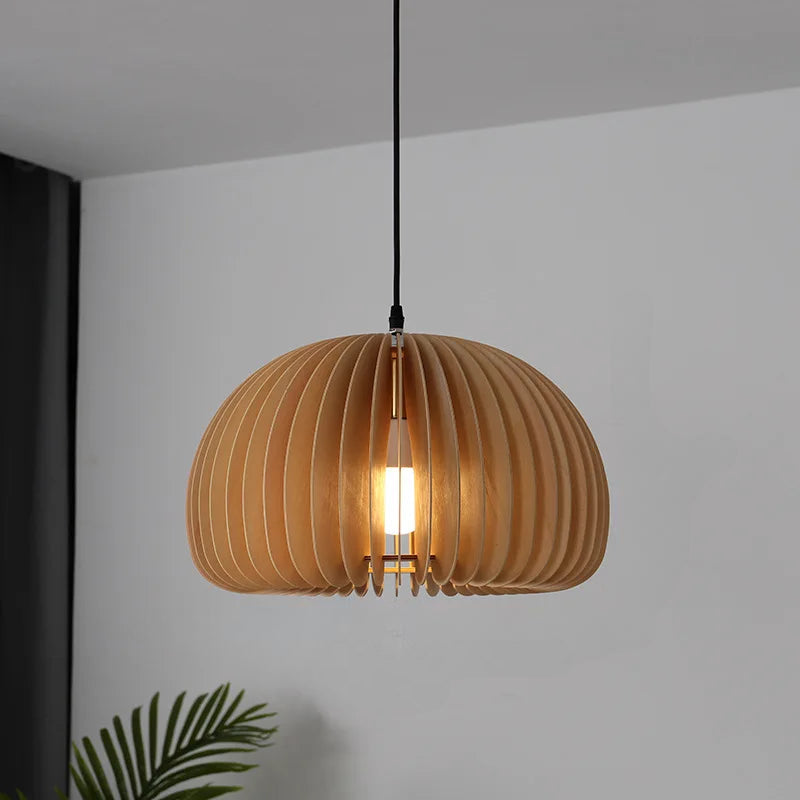 En træpendel lampe med skulpturel rundet skærm | Temsk