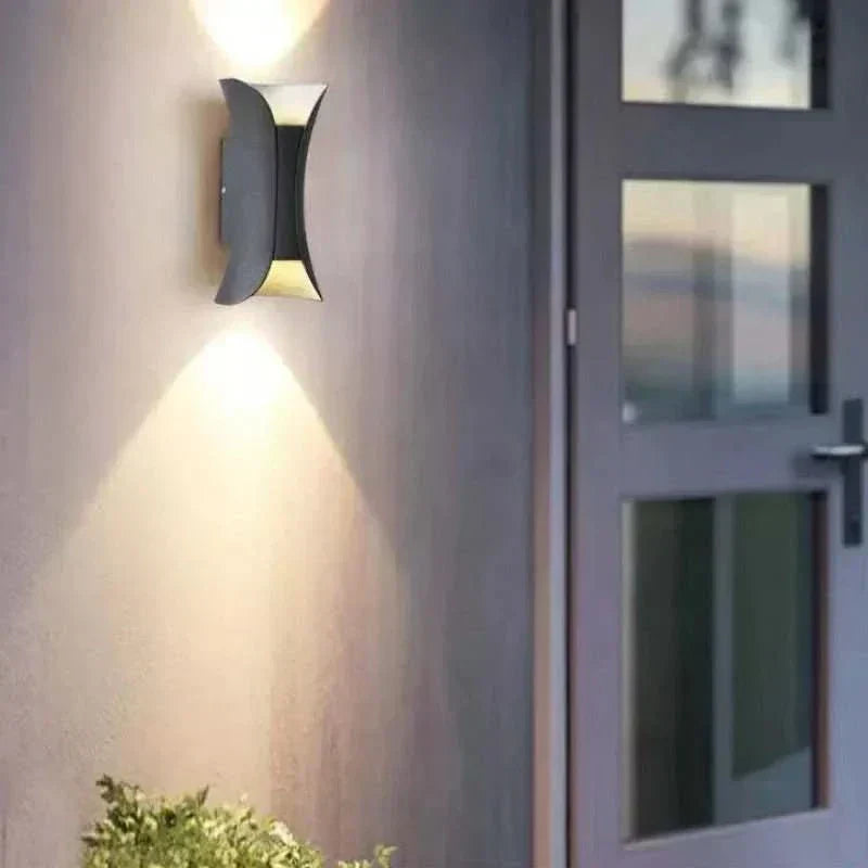 NovaCurve zakřivená venkovní LED nástěnná lampa s ochranou proti povětrnostním vlivům IP65 | Temsk