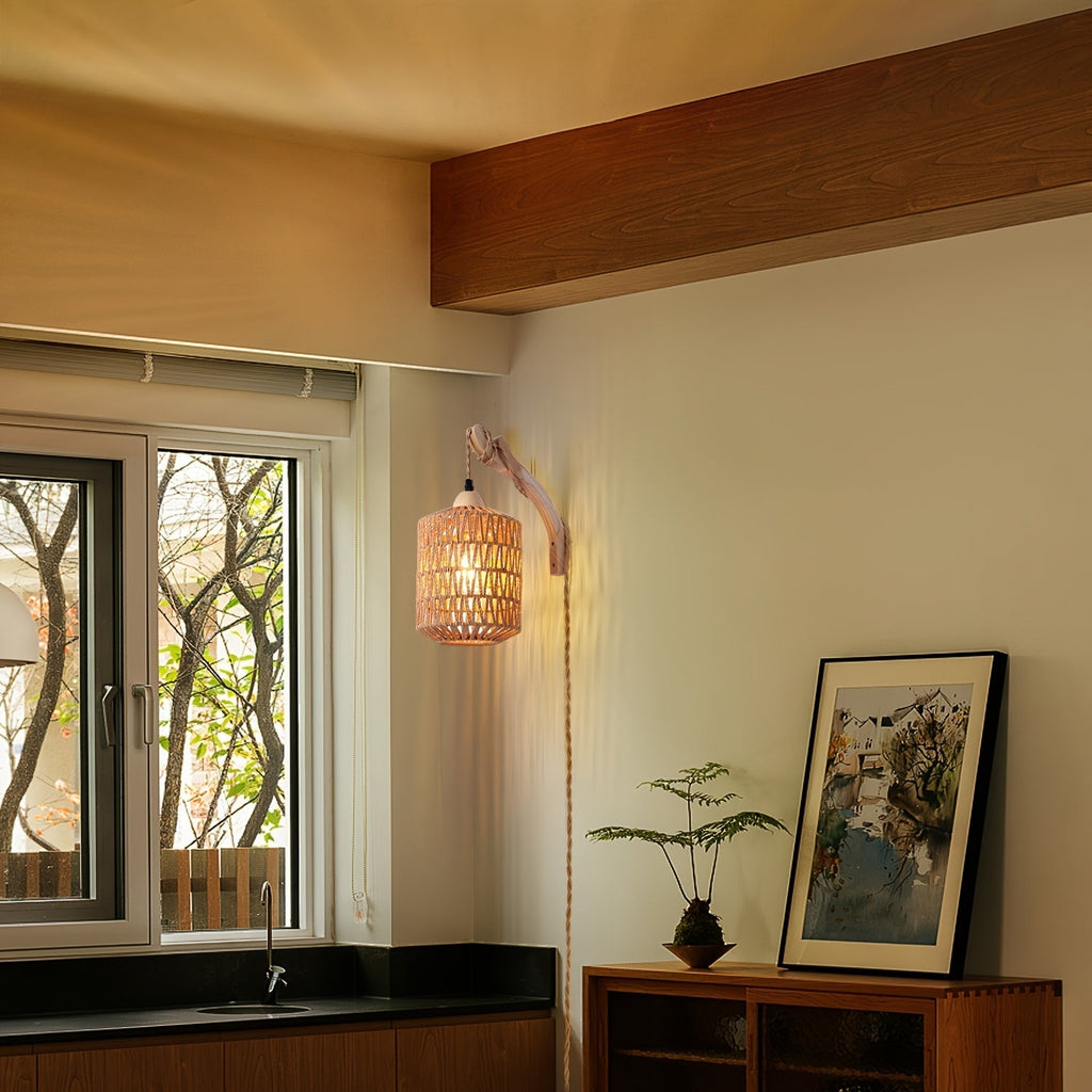 Boho Rattan- und Holz-Wandlampe mit handgewebtem Schirm, zum Einstecken | Temsk