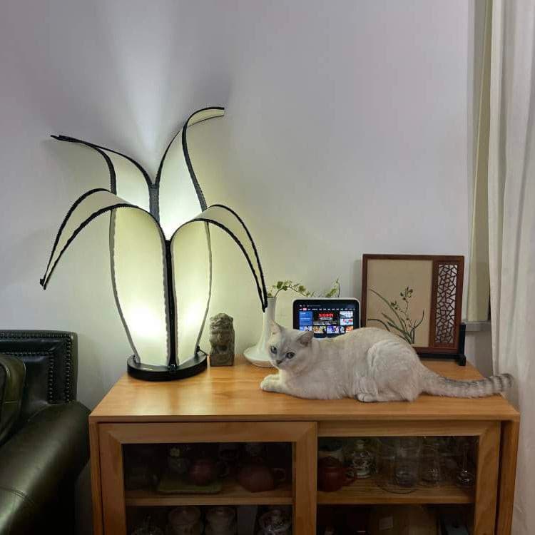 Stolní lampa LumiBan ve tvaru banánu s jemným teplým světlem | Temsk