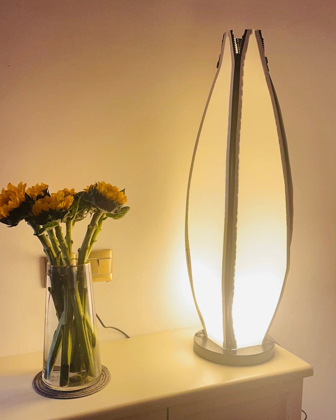 Stolní lampa LumiBan ve tvaru banánu s jemným teplým světlem | Temsk