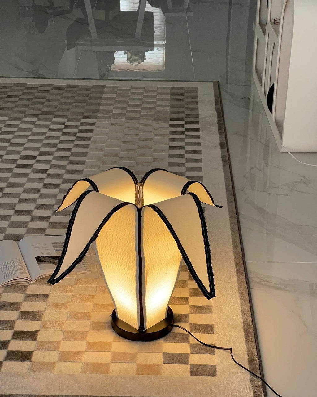 Stolní lampa LumiBan ve tvaru banánu s jemným teplým světlem | Temsk