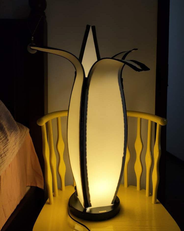 Stolní lampa LumiBan ve tvaru banánu s jemným teplým světlem | Temsk