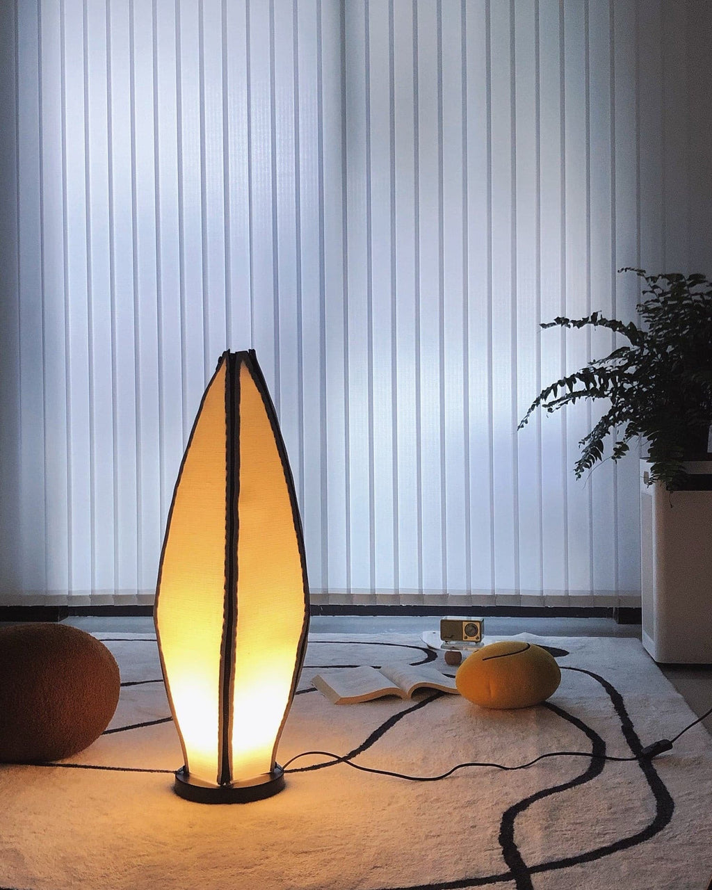 Stolní lampa LumiBan ve tvaru banánu s jemným teplým světlem | Temsk