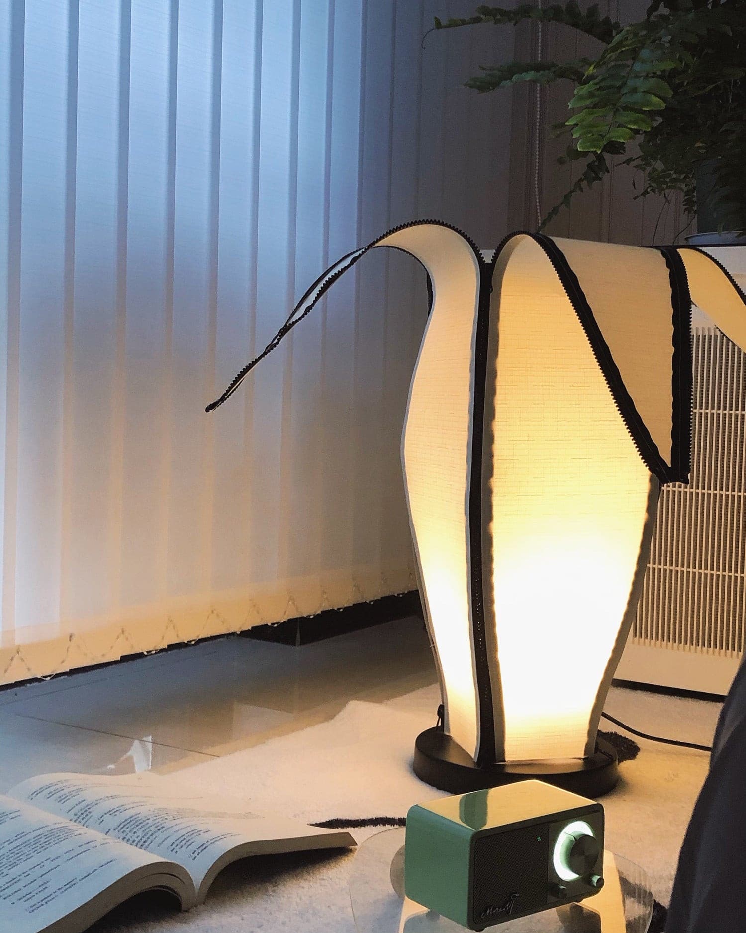 Stolní lampa LumiBan ve tvaru banánu s jemným teplým světlem | Temsk