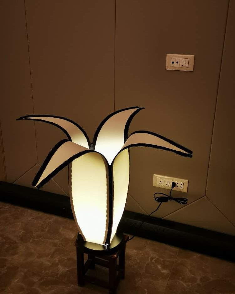 Stolní lampa LumiBan ve tvaru banánu s jemným teplým světlem | Temsk
