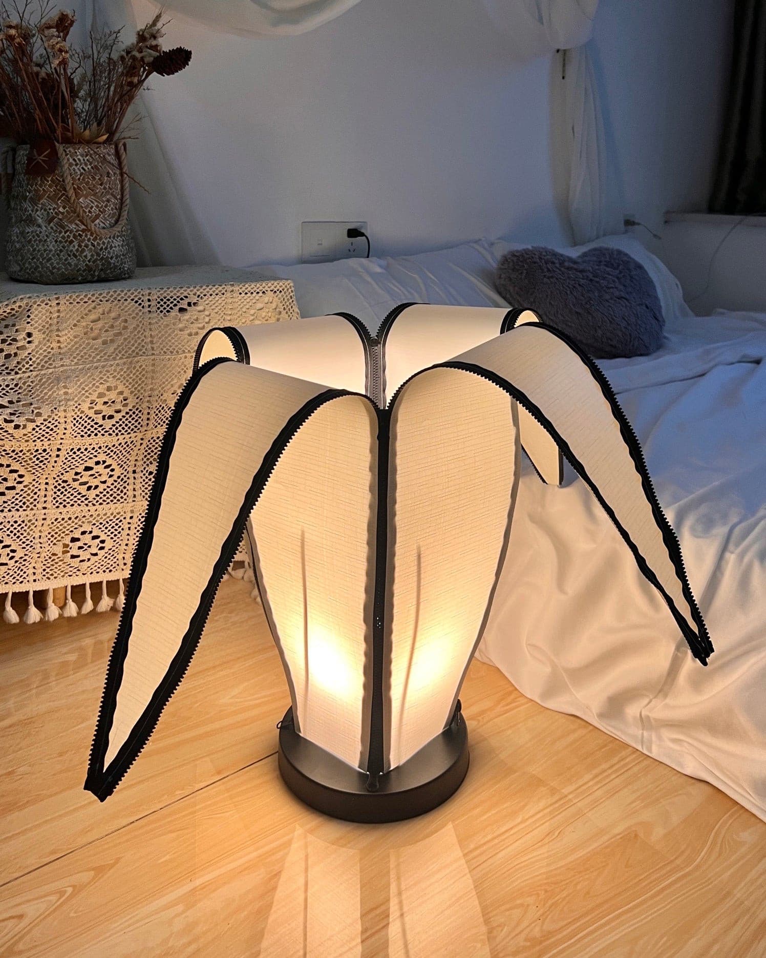Stolní lampa LumiBan ve tvaru banánu s jemným teplým světlem | Temsk