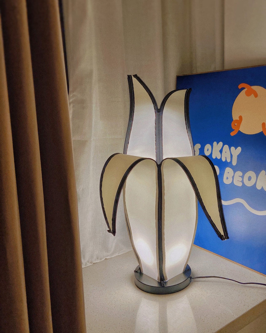 Stolní lampa LumiBan ve tvaru banánu s jemným teplým světlem | Temsk