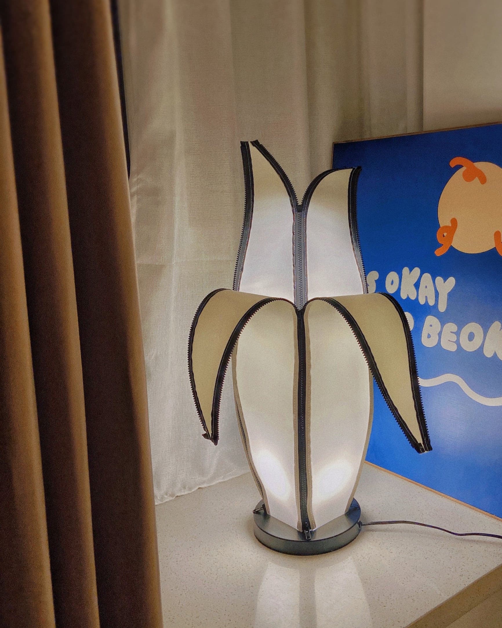 Stolní lampa LumiBan ve tvaru banánu s jemným teplým světlem | Temsk