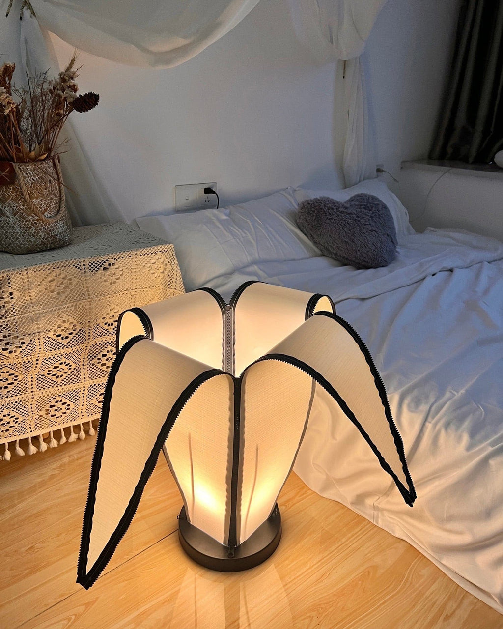 Stolní lampa LumiBan ve tvaru banánu s jemným teplým světlem | Temsk