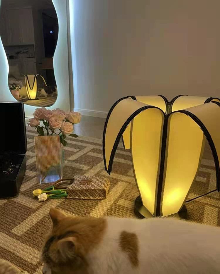Stolní lampa LumiBan ve tvaru banánu s jemným teplým světlem | Temsk