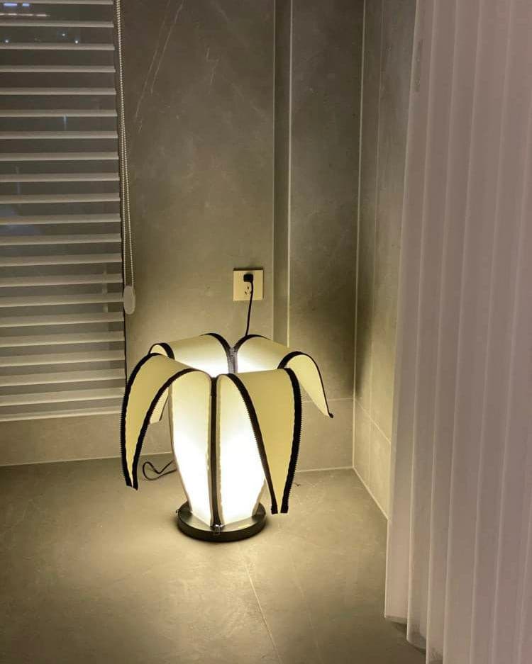 Stolní lampa LumiBan ve tvaru banánu s jemným teplým světlem | Temsk