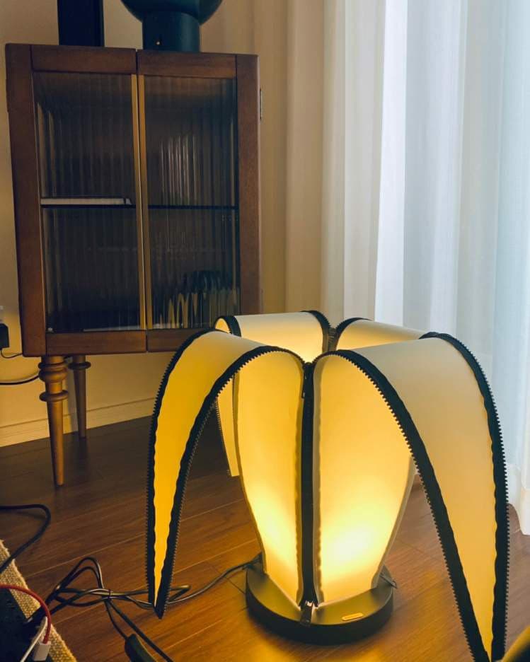 Stolní lampa LumiBan ve tvaru banánu s jemným teplým světlem | Temsk