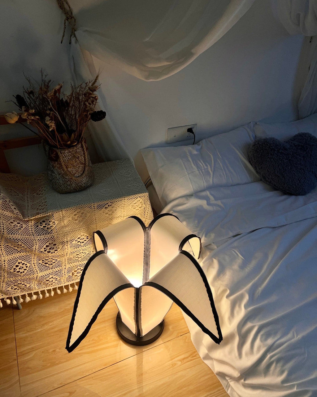 Stolní lampa LumiBan ve tvaru banánu s jemným teplým světlem | Temsk