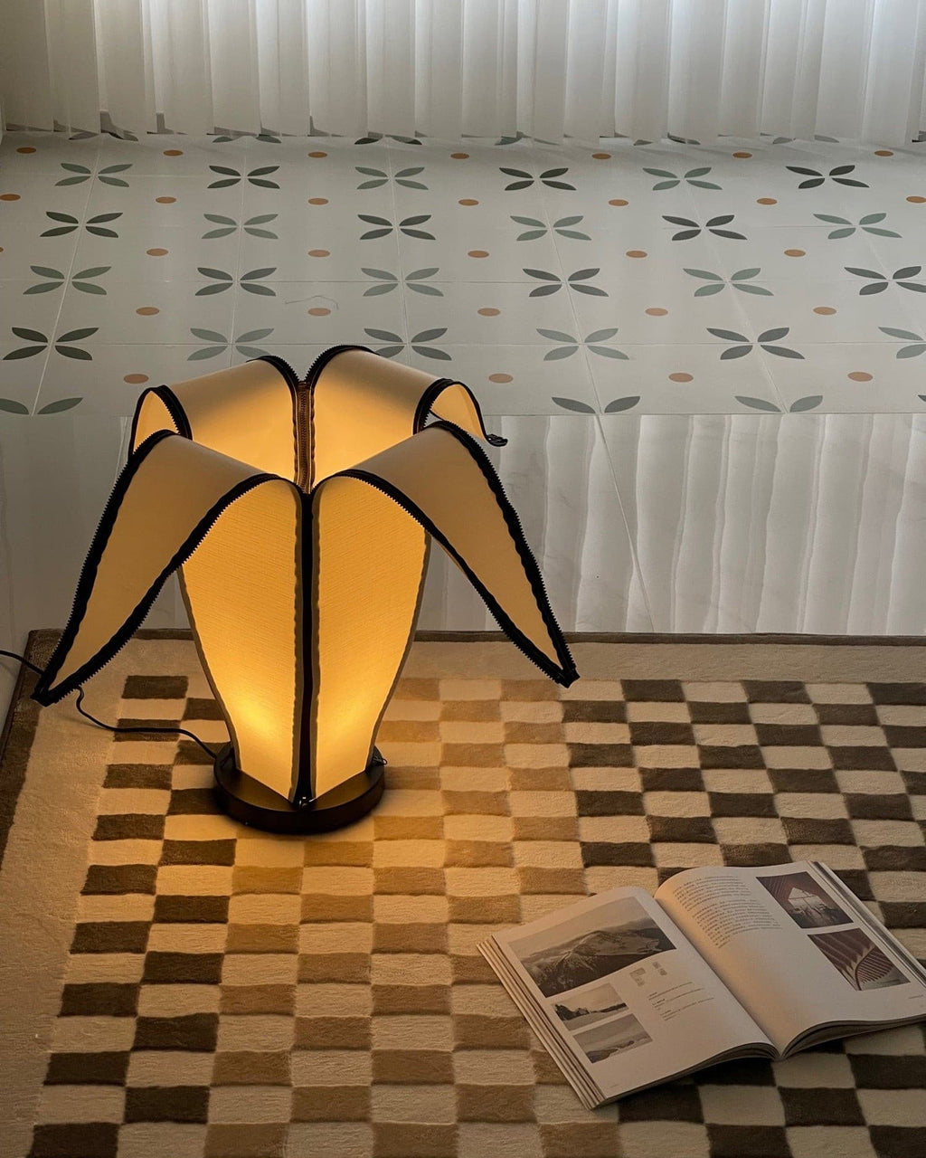 Stolní lampa LumiBan ve tvaru banánu s jemným teplým světlem | Temsk
