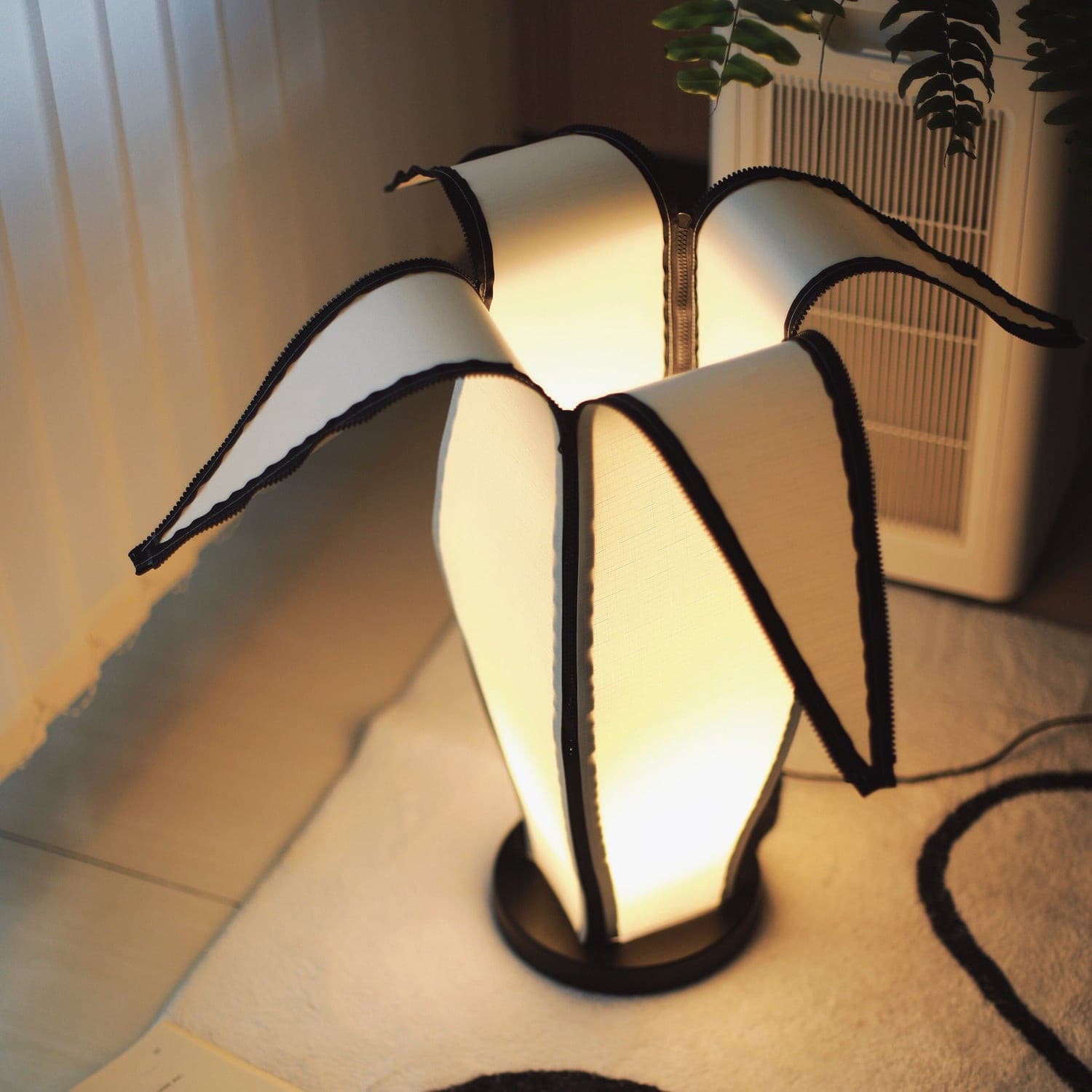 Stolní lampa LumiBan ve tvaru banánu s jemným teplým světlem | Temsk