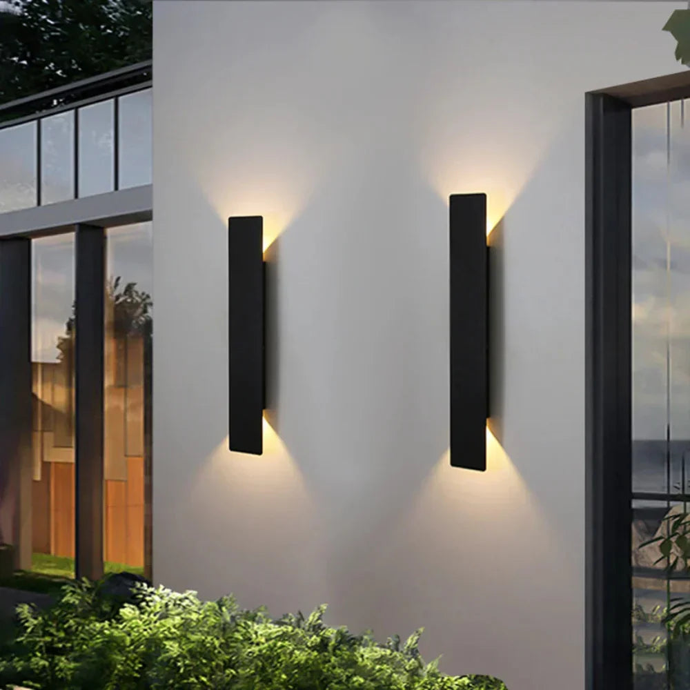 LuxeLite Wasserdichte Außenwandleuchte mit LED-Beleuchtung nach oben und unten | Temsk