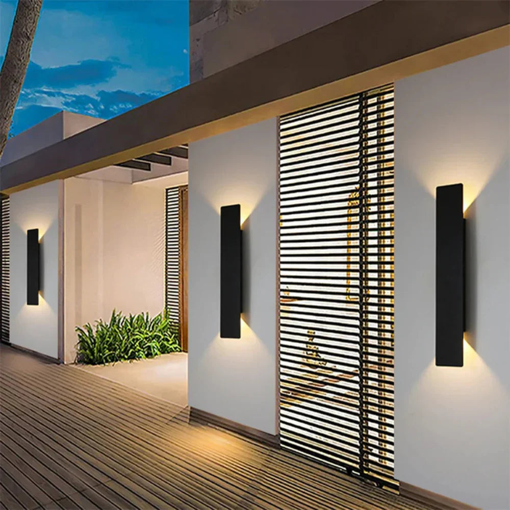 LuxeLite Wasserdichte Außenwandleuchte mit LED-Beleuchtung nach oben und unten | Temsk