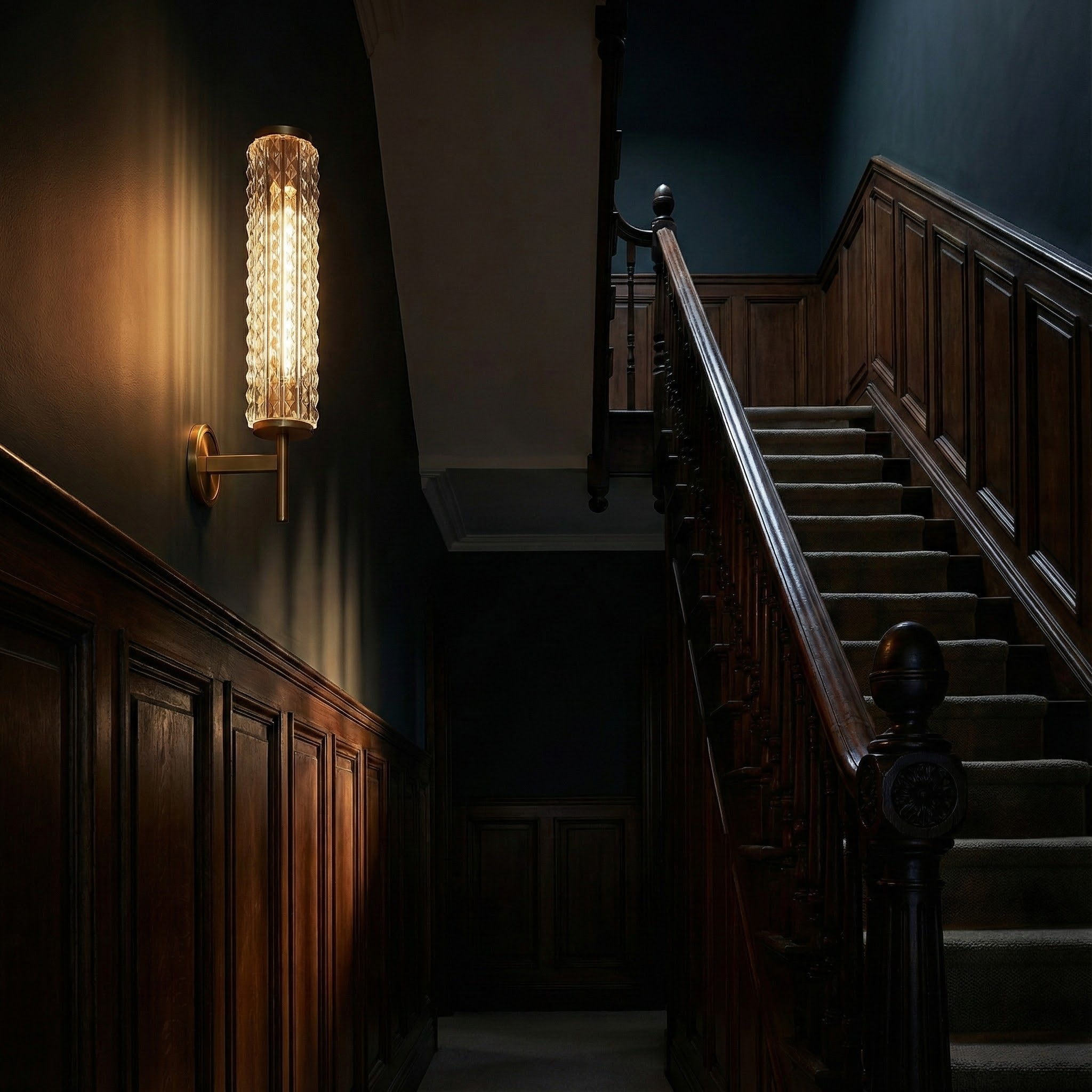 LuminaLine Elegant moderne messing væglampe med glaskolonne | Temsk