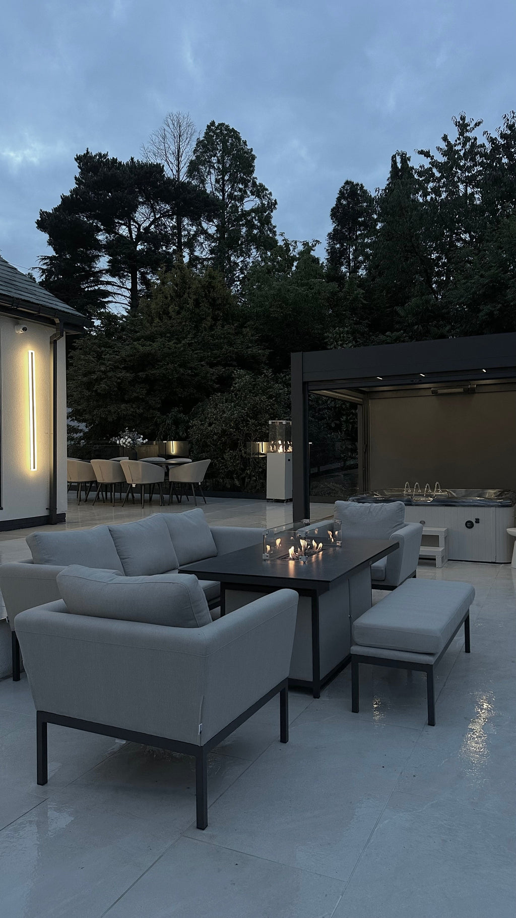 Astrae Long-Strip Outdoor LED Wall Light in Aluminum for Homes and Businesses | Temsk