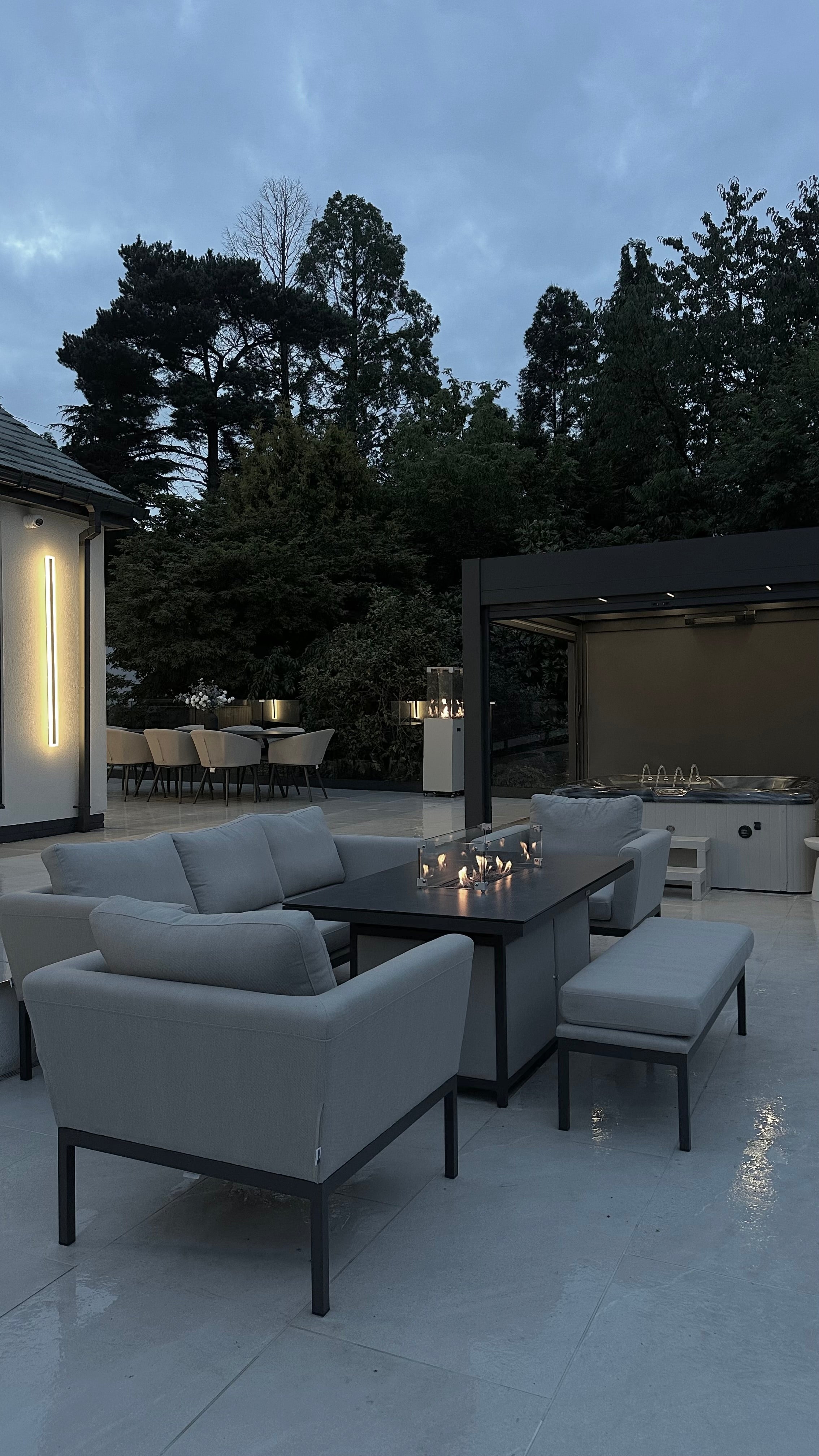 Astrae Long-Strip Outdoor LED Wall Light in Aluminum for Homes and Businesses | Temsk