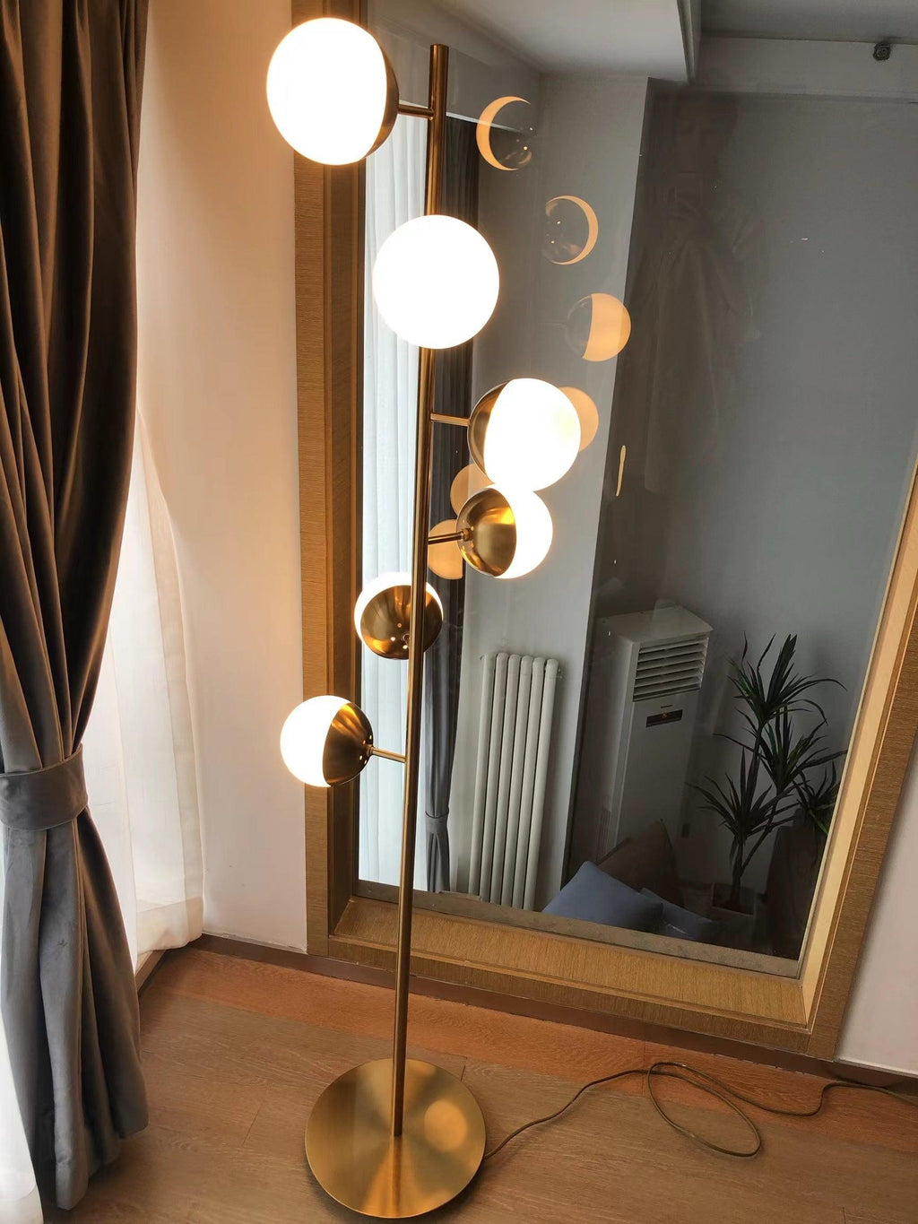Elara LED Boom Lamp With Glass Orbs On Golden Pole | Snurv | Temsk