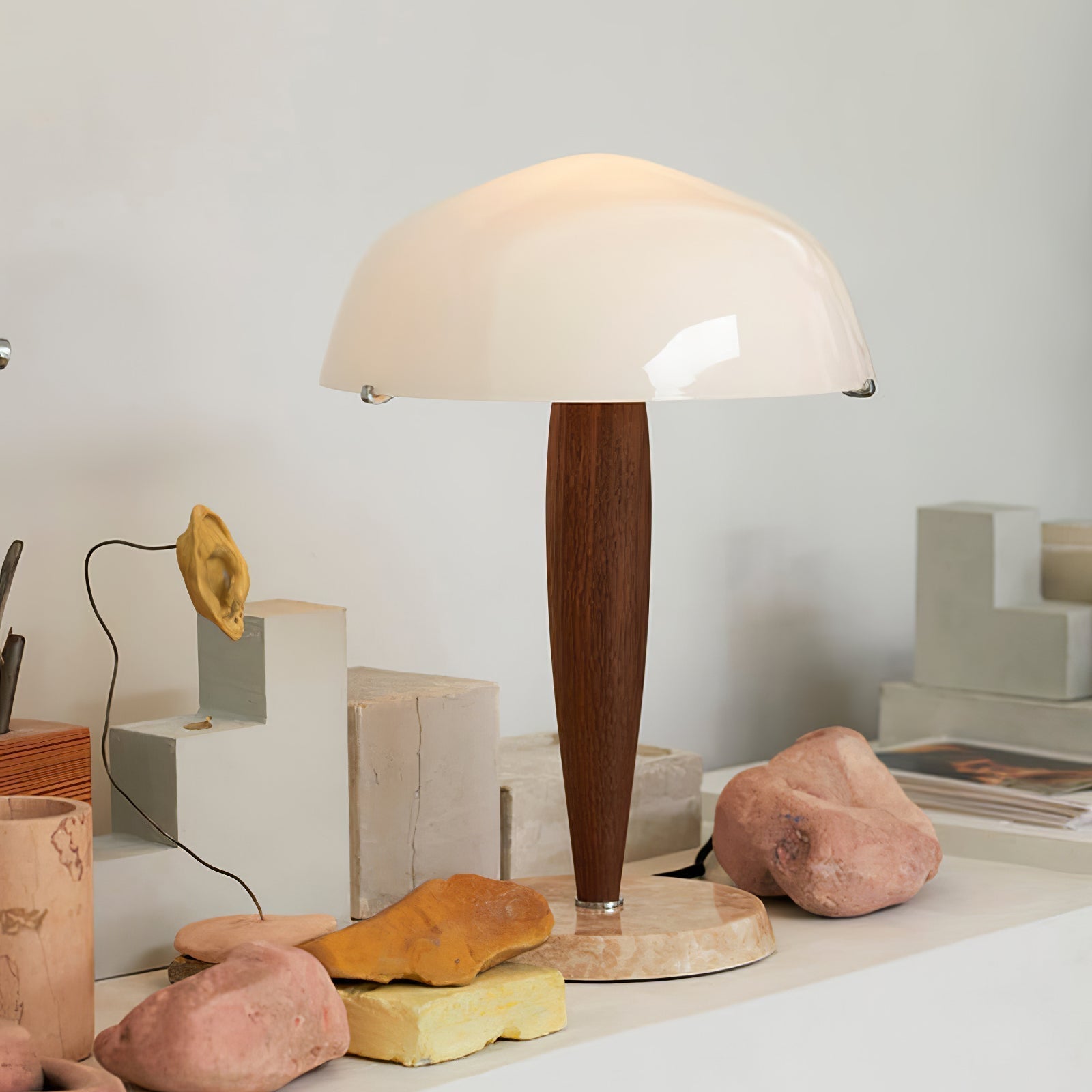 Stolní lampa Quillhaven inspirovaná literaturou s uměleckým osvětlením | Temsk