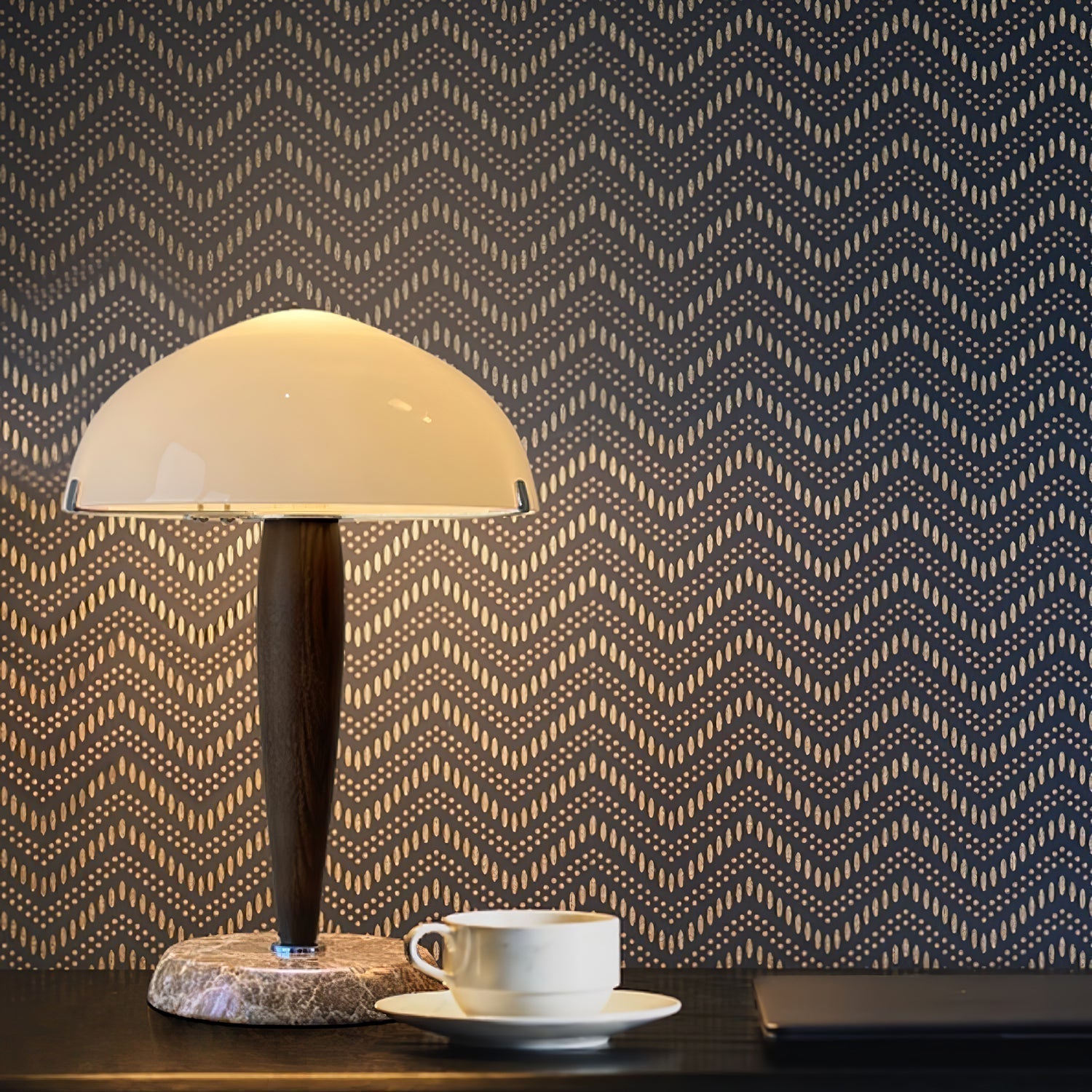 Stolní lampa Quillhaven inspirovaná literaturou s uměleckým osvětlením | Temsk