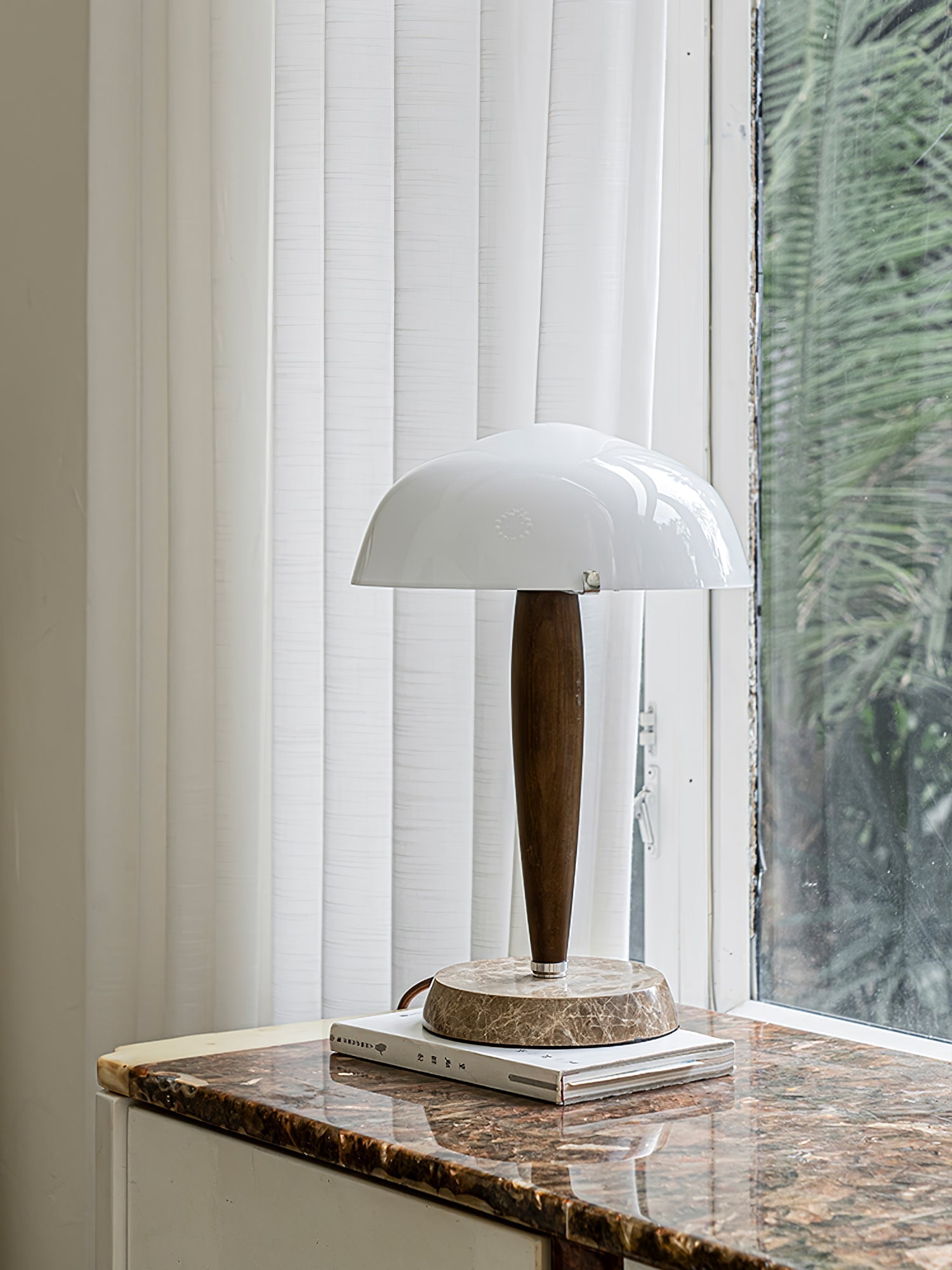 Stolní lampa Quillhaven inspirovaná literaturou s uměleckým osvětlením | Temsk