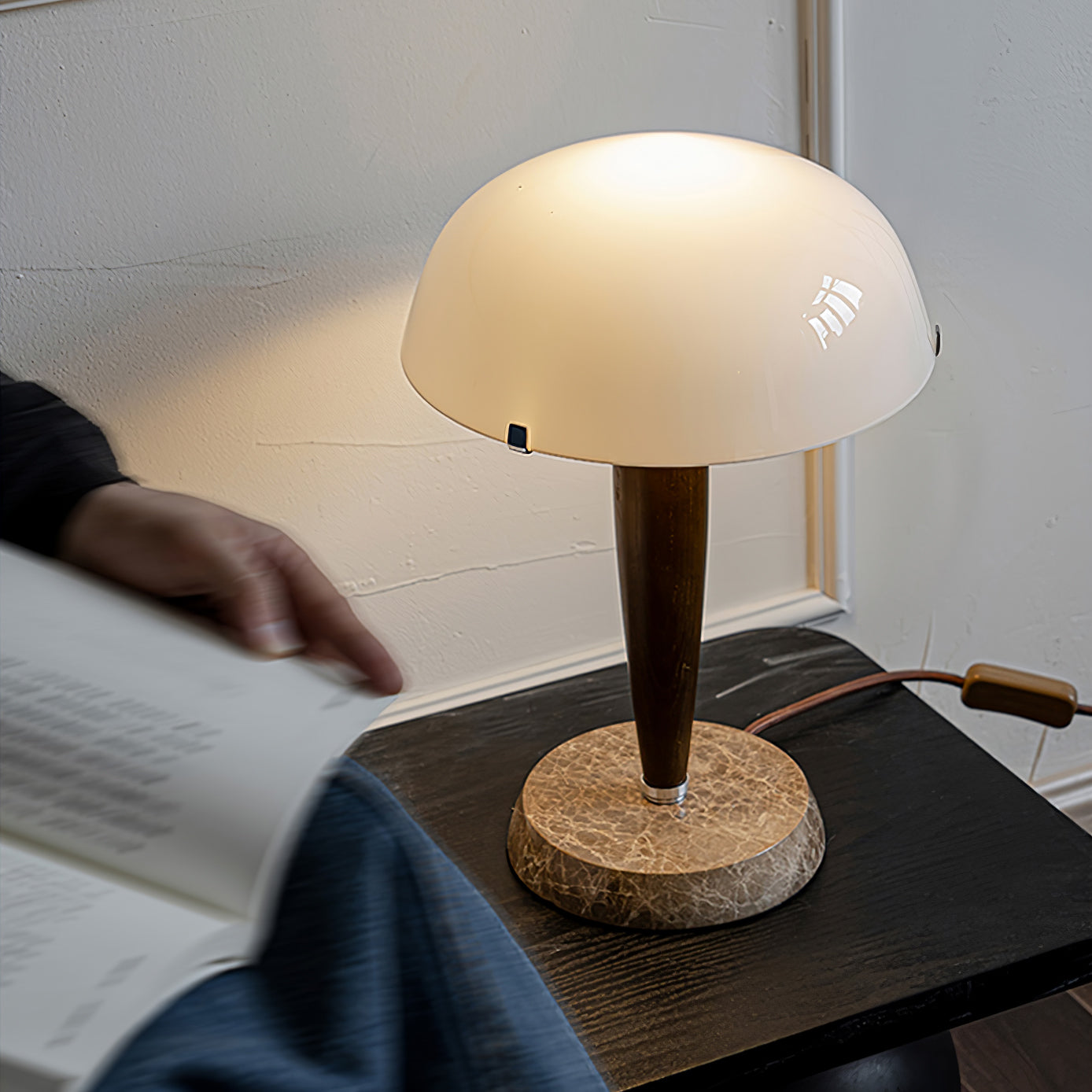 Stolní lampa Quillhaven inspirovaná literaturou s uměleckým osvětlením | Temsk