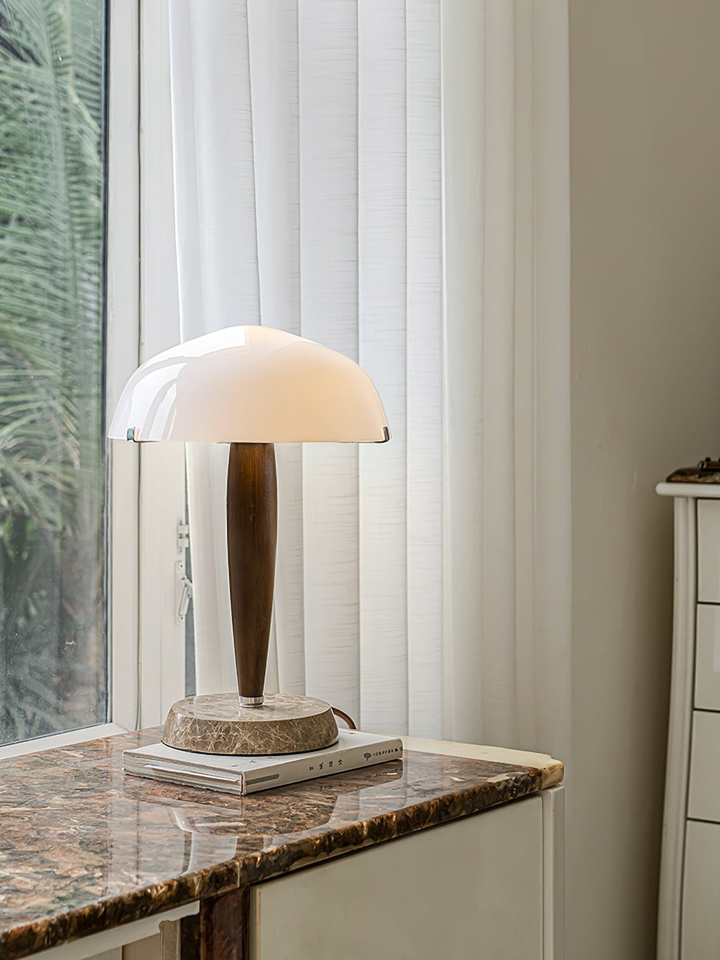 Stolní lampa Quillhaven inspirovaná literaturou s uměleckým osvětlením | Temsk