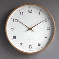 Nordische Uhr mit warmem Holzrahmen und klarem skandinavischem Stil | Temsk