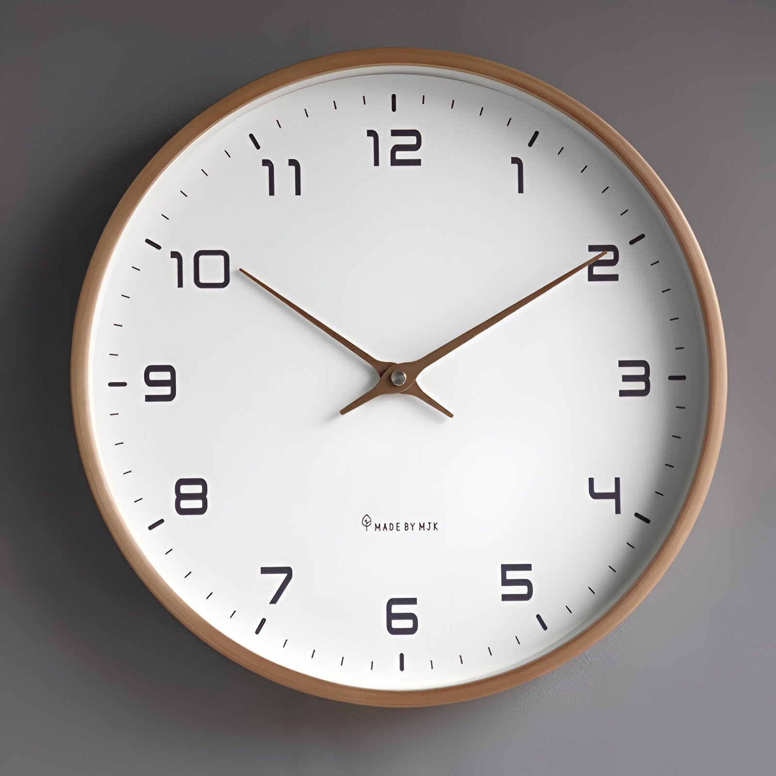 Nordische Uhr mit warmem Holzrahmen und klarem skandinavischem Stil | Temsk