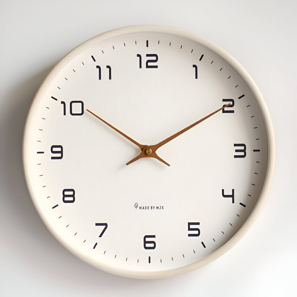 Nordische Uhr mit warmem Holzrahmen und klarem skandinavischem Stil | Temsk
