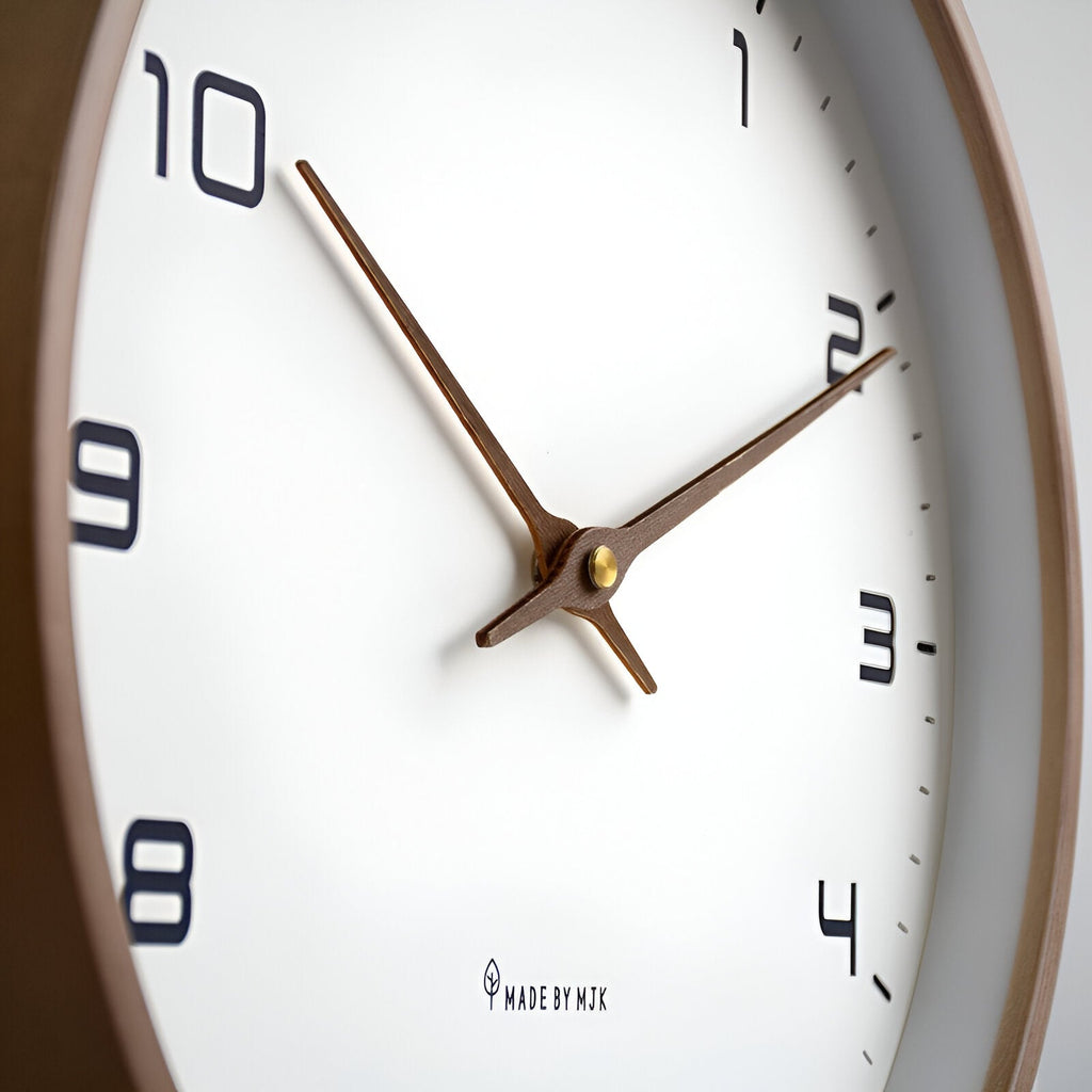 Nordische Uhr mit warmem Holzrahmen und klarem skandinavischem Stil | Temsk