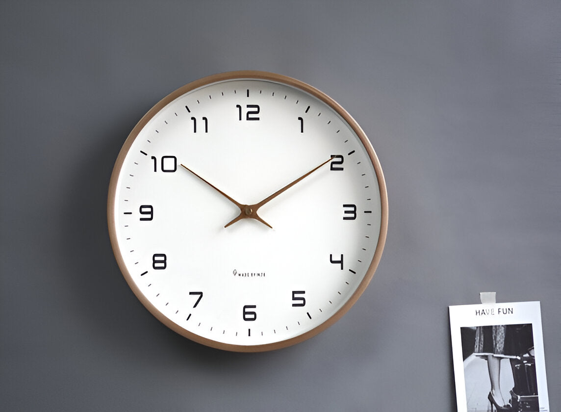 Nordische Uhr mit warmem Holzrahmen und klarem skandinavischem Stil | Temsk