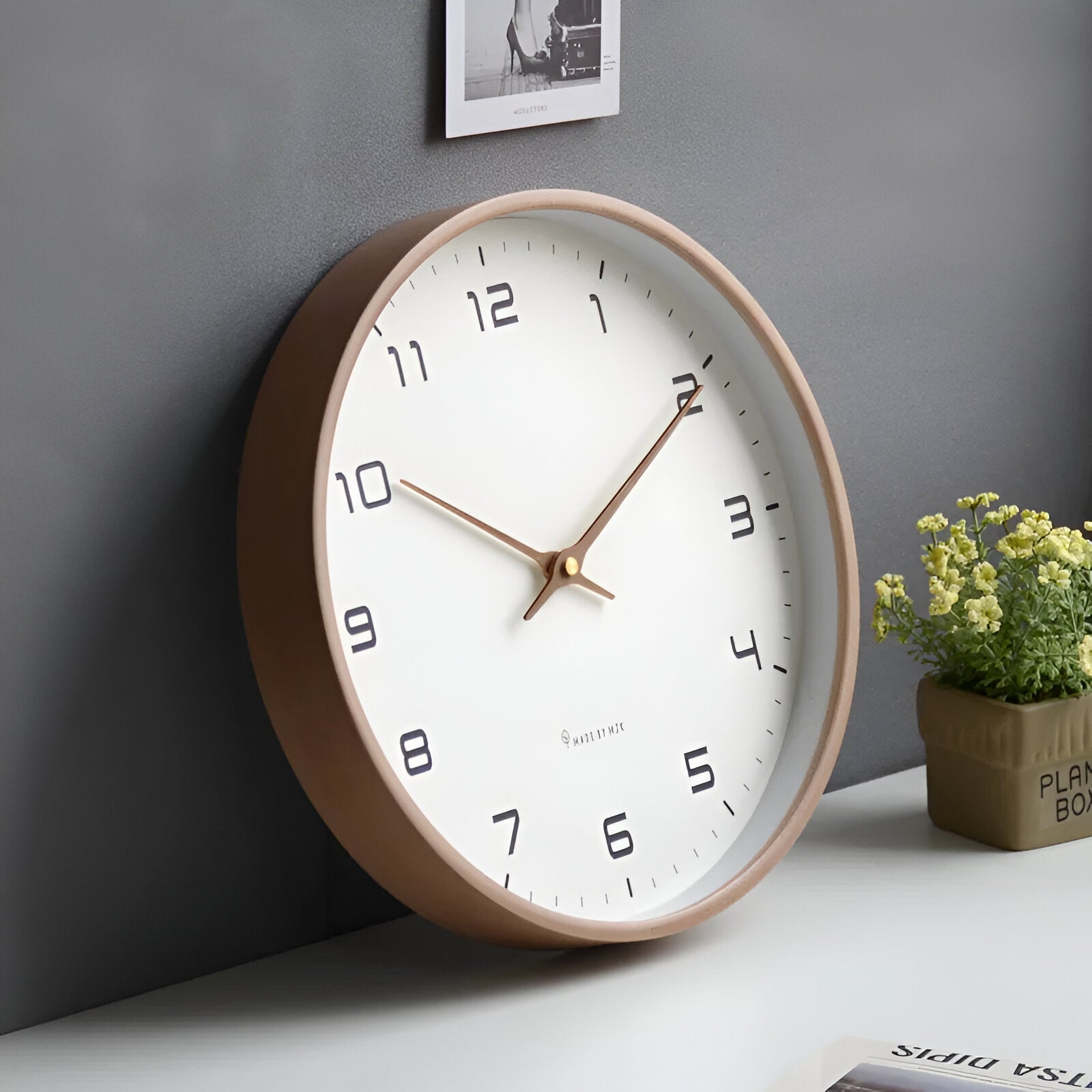 Nordische Uhr mit warmem Holzrahmen und klarem skandinavischem Stil | Temsk